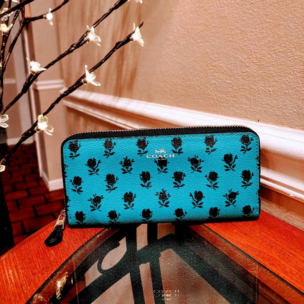 Authentic Coach Wallet - Picture 2 of 9